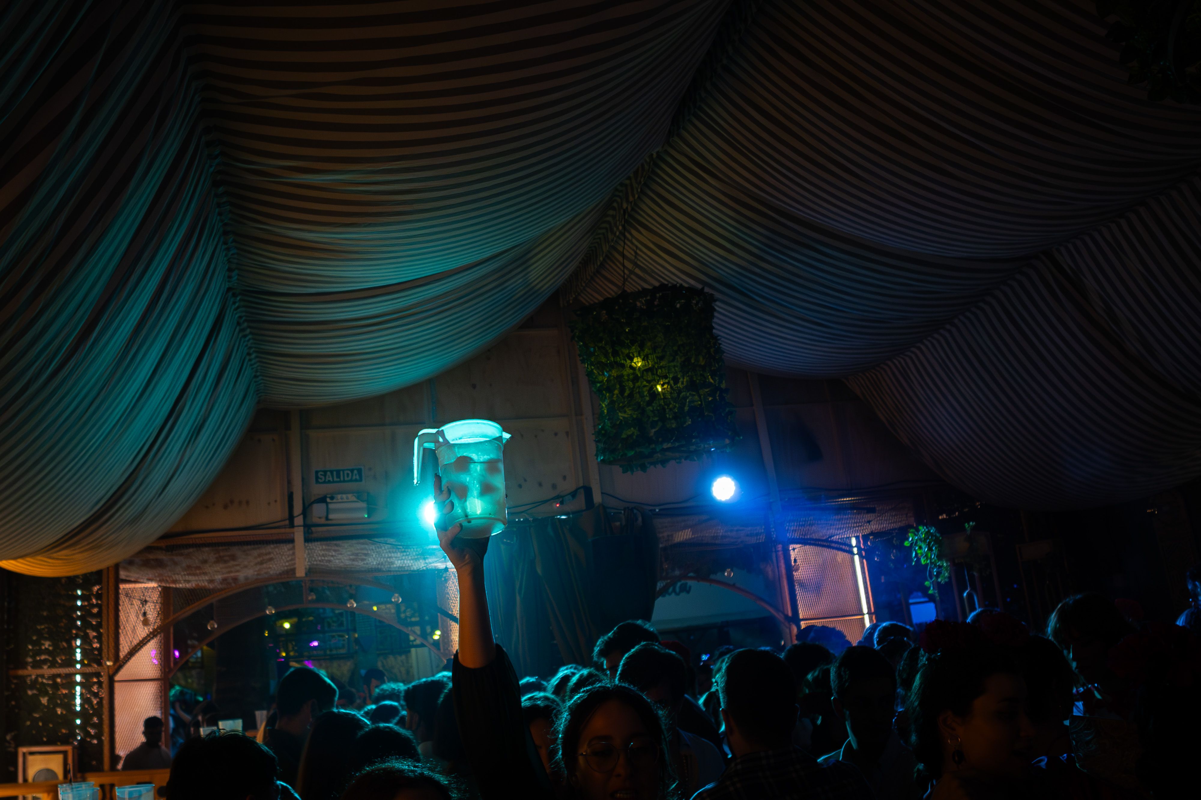 Una jarra de rebujito parece tratar de abrirse paso entre la multitud de una caseta en la Feria de Jerez 2024.