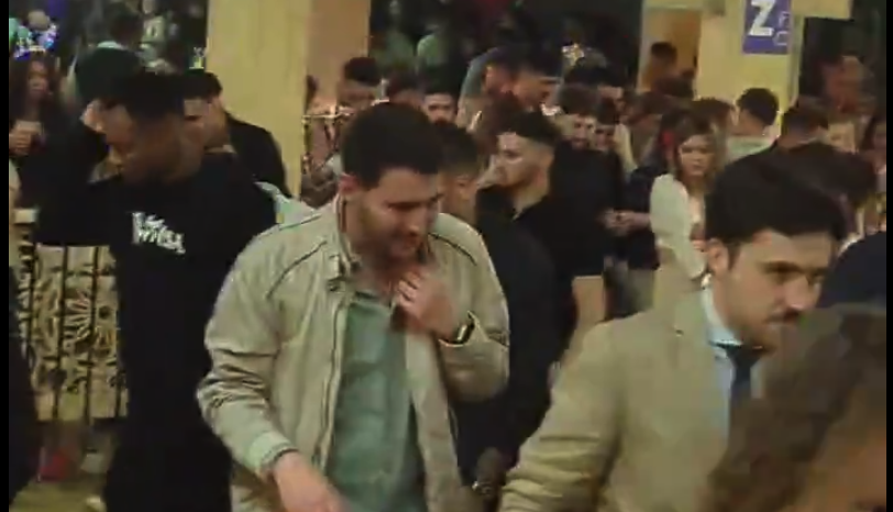 Jóvenes corren, en el vídeo viral del gas pimienta.