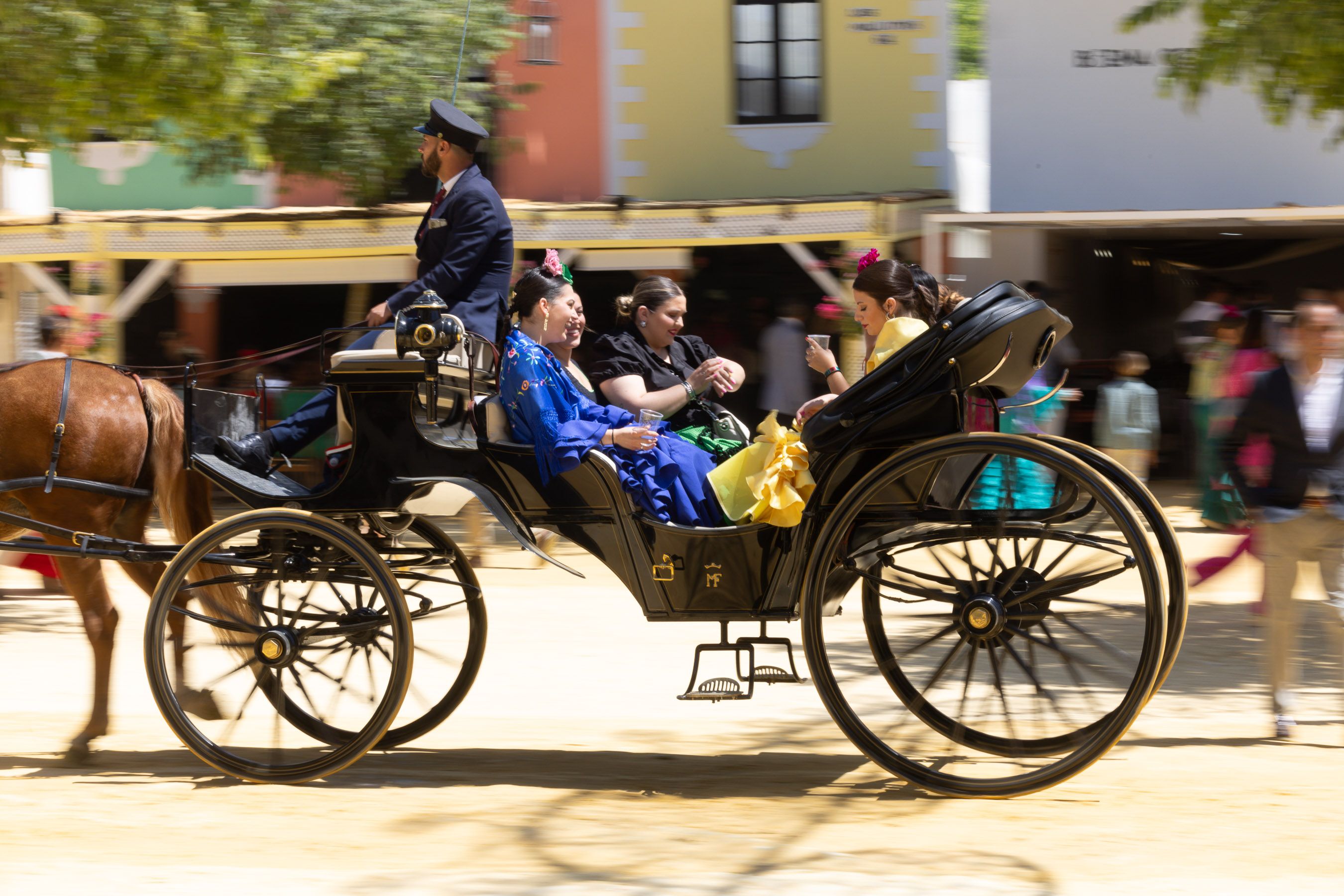 Un coche de caballos pasa por delante de varias casetas en la Feria del Caballo de Jerez del año pasado.