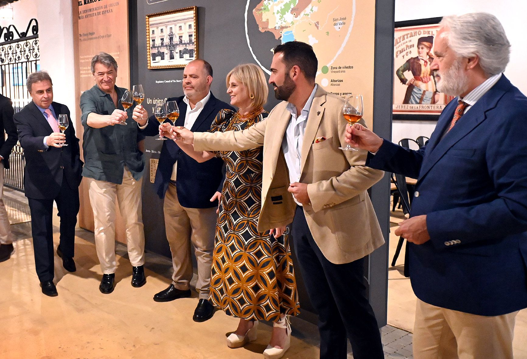 La alcaldesa de Jerez, María José García-Pelayo, en el brindis por la Ruta del Vino y del Brandy hace unos meses, en las bodegas Cayetano del Pino.