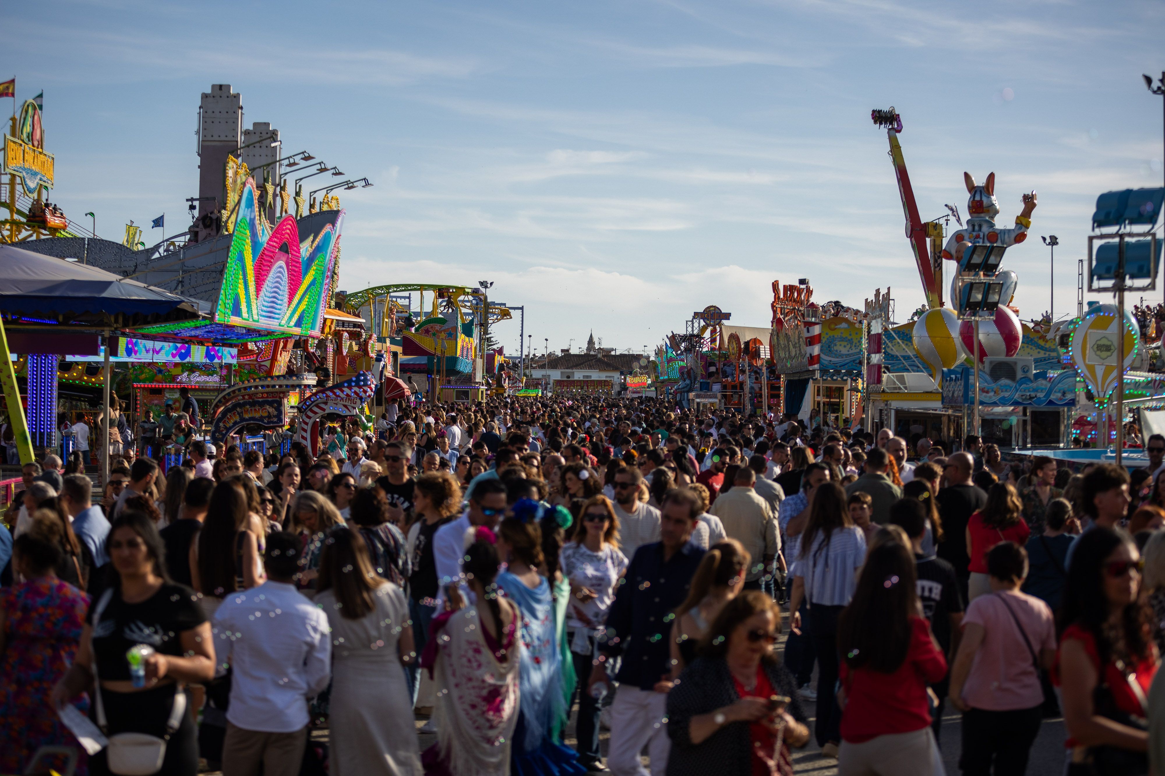 Feria de Jerez. Mucha gente en la zona de los cacharritos, el martes por la tarde del pasado año. Feria de Jerez. Mucha gente en la zona de los cacharritos, el martes por la tarde del pasado año.