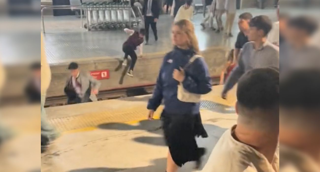 Jóvenes cruzando por la vía del tren en la estación de Jerez. Jóvenes cruzando por la vía del tren en la estación de Jerez.