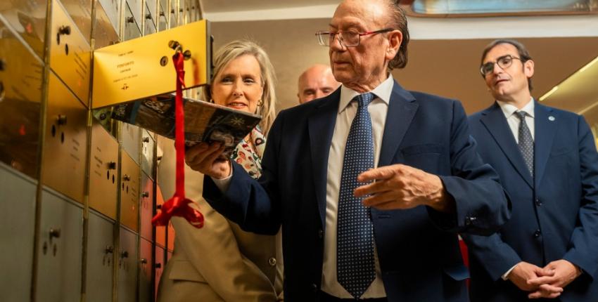 Antonio Fernández Díaz 'Fosforito' depositando su legado en el cajetín 1090 de la Caja de las Letras del Instituto Cervantes.