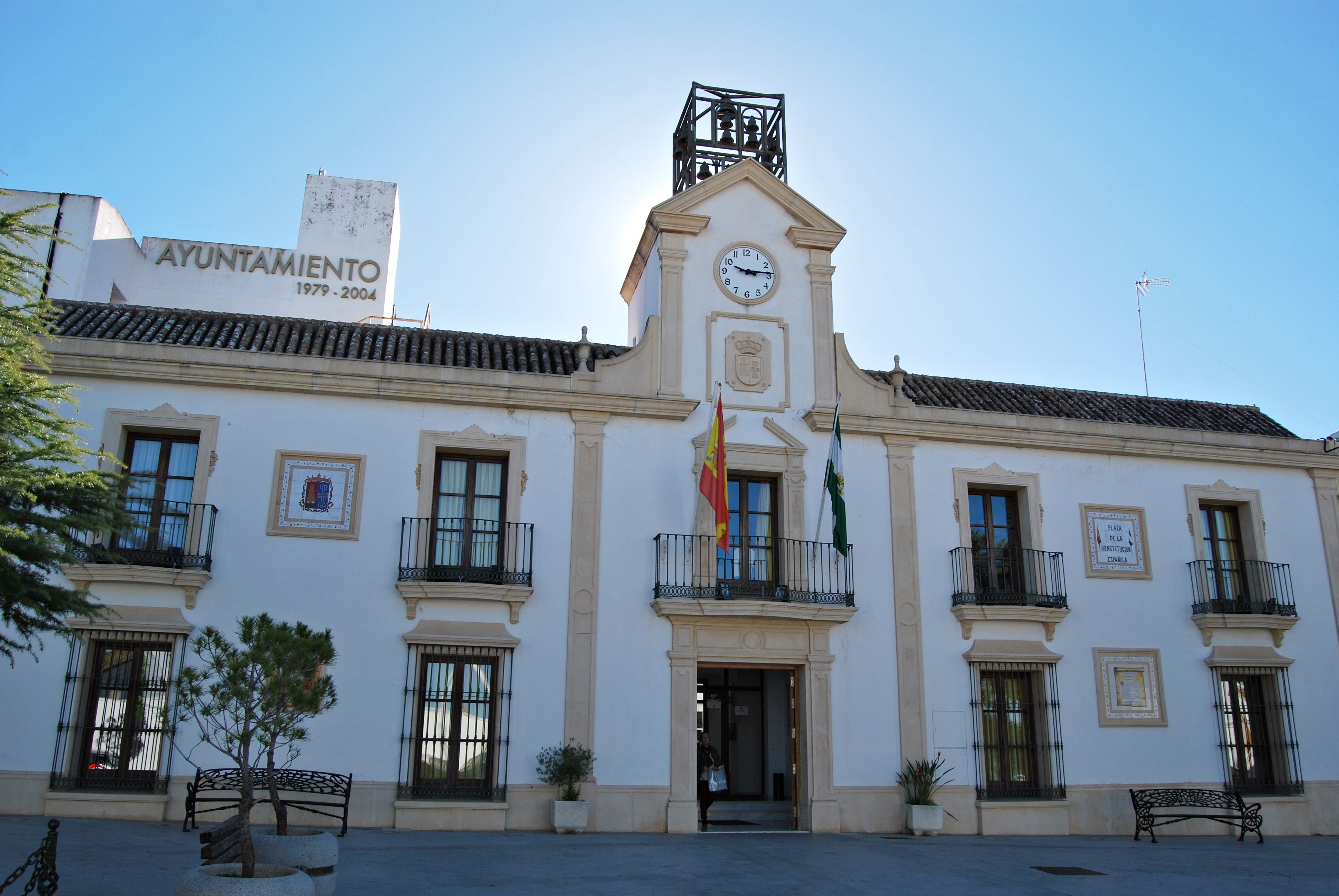 Fachada del Ayuntamiento sevillano de Burguillos.