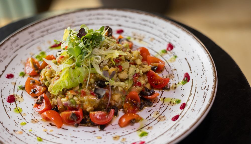 TARTAR DE AGUACATE CON LANGOSTINOS Y VINAGRETA DE TOMATE SECO