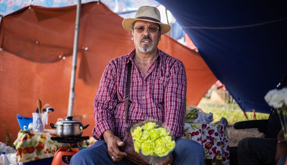 Ángel lleva 35 años vendiendo estas flores en las ferias.