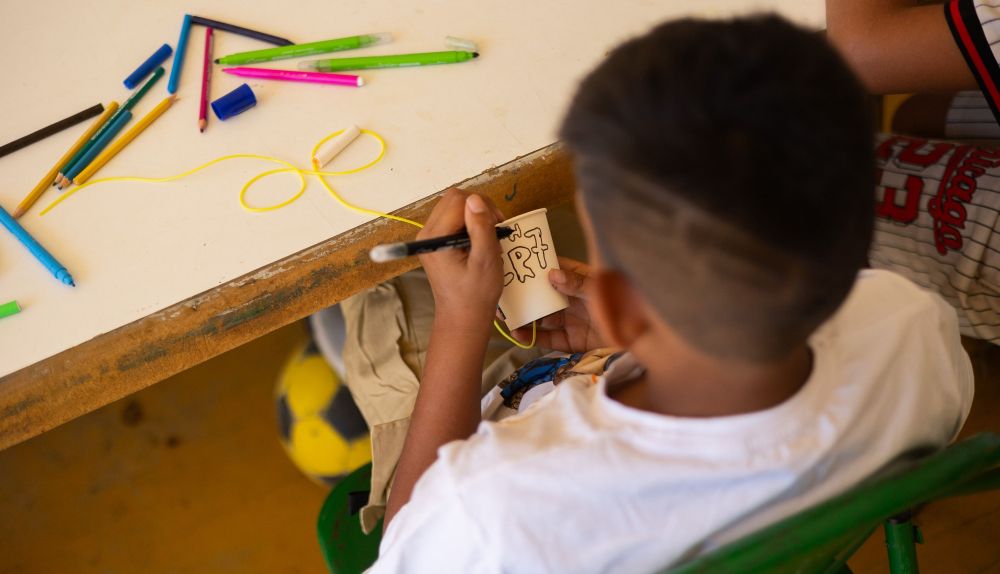 Un chico participa en el taller de vaso cesto.