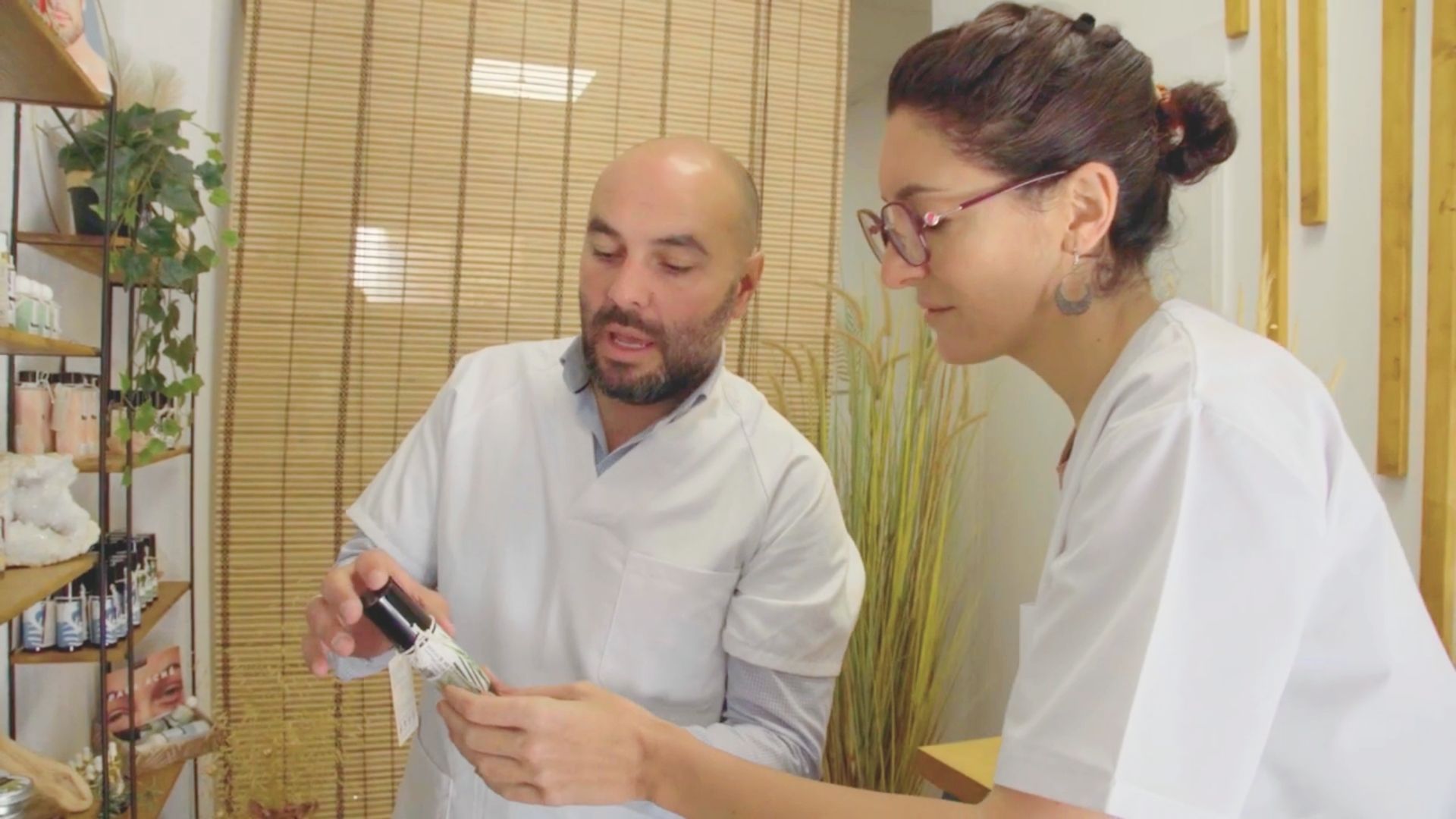 Un momento de trabajo en Kumui, con Álvaro Rodríguez y Verónica Luque. 