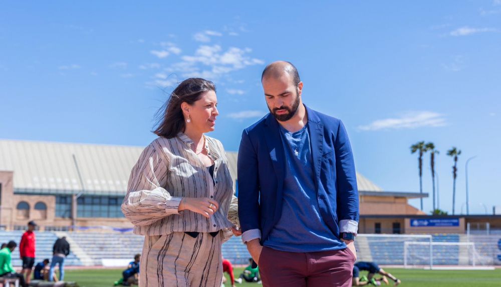 La alcaldesa de San Fernando, Patricia Cavada, con el presidente del club, Louis Kizinger.