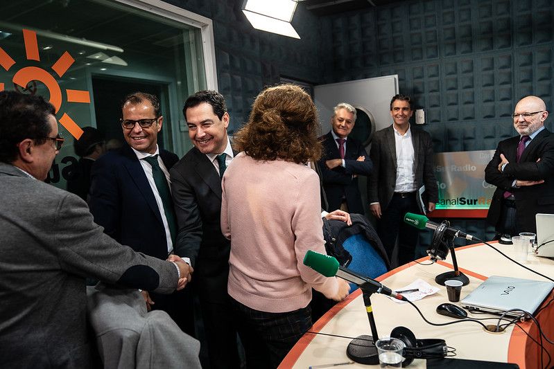 Moreno Bonilla, junto a Mellado, en una de sus visitas a Canal Sur en Sevilla, en una imagen de archivo.