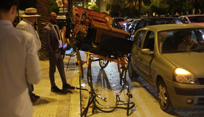 El coche de caballos, tras chocar con un coche.