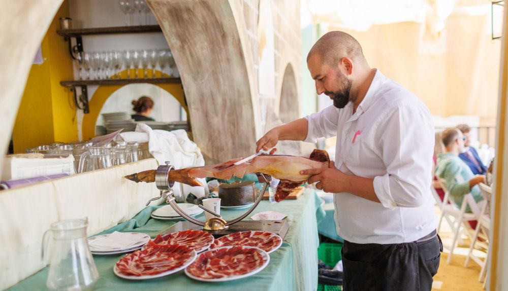Un cortador de jamón en una caseta.