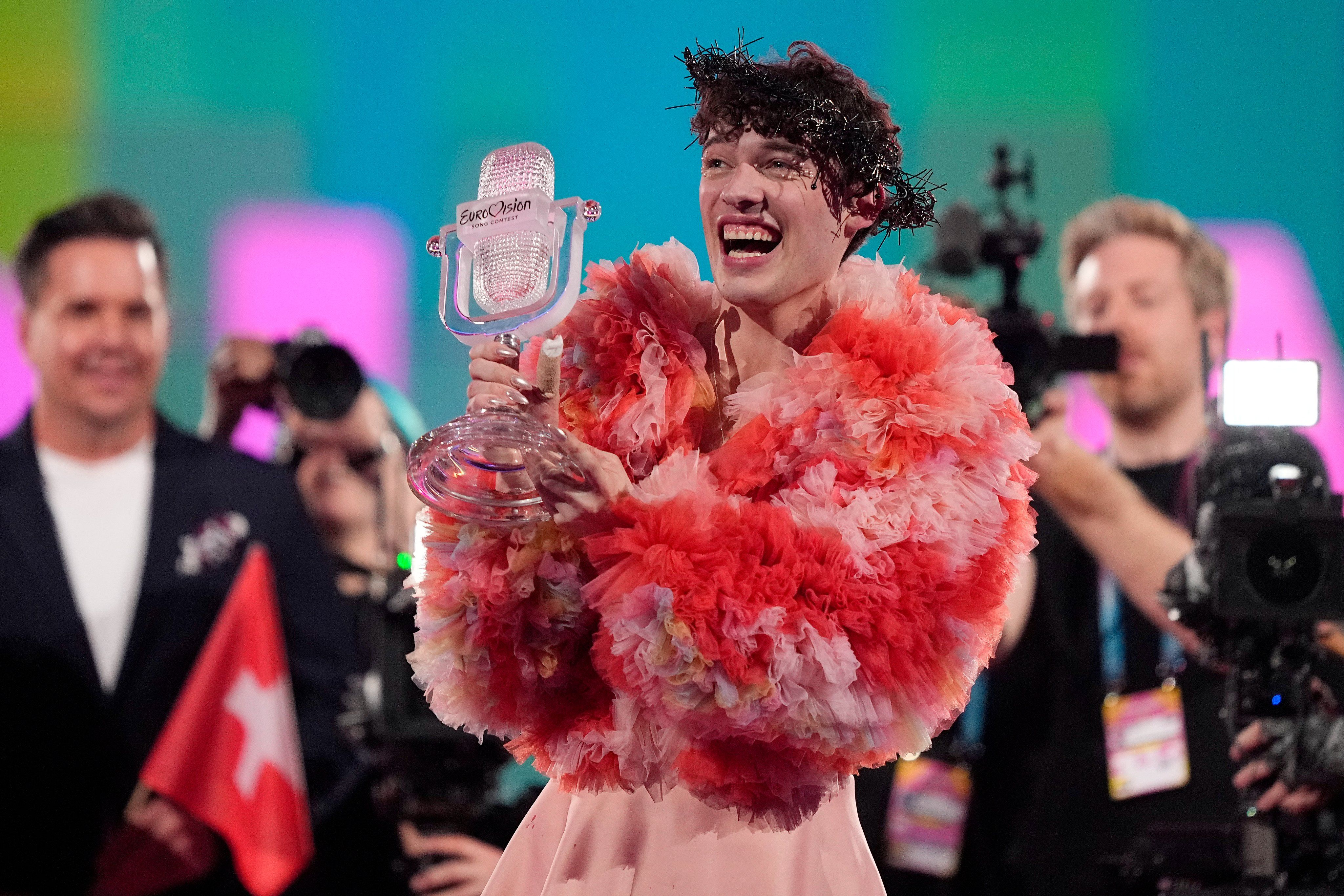 Nemo, de Suiza, tras ganar Eurovisión