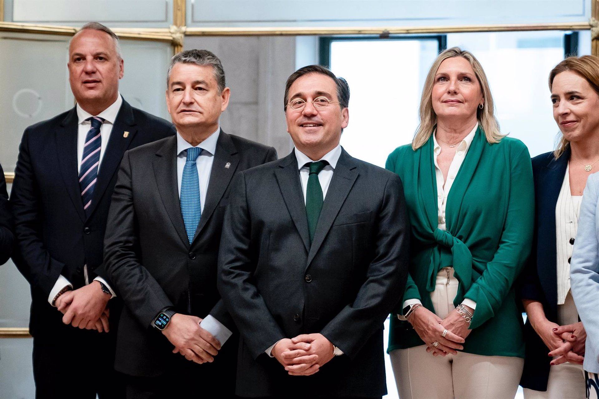 Juan Carlos Ruiz Boix, Antonio Sanz y José Manuel Albares tras el encuentro de este lunes.