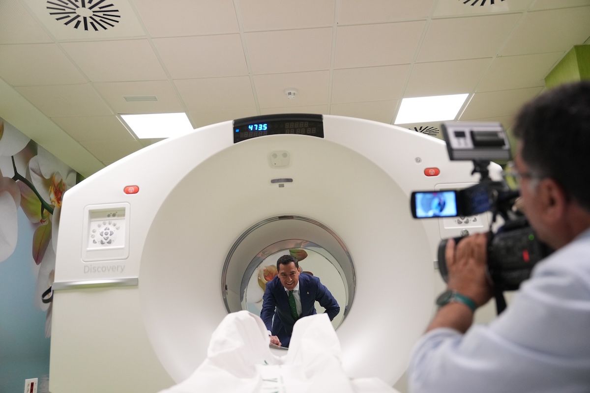 Juanma Moreno, presidente de la Junta, en un hospital de Andalucía.