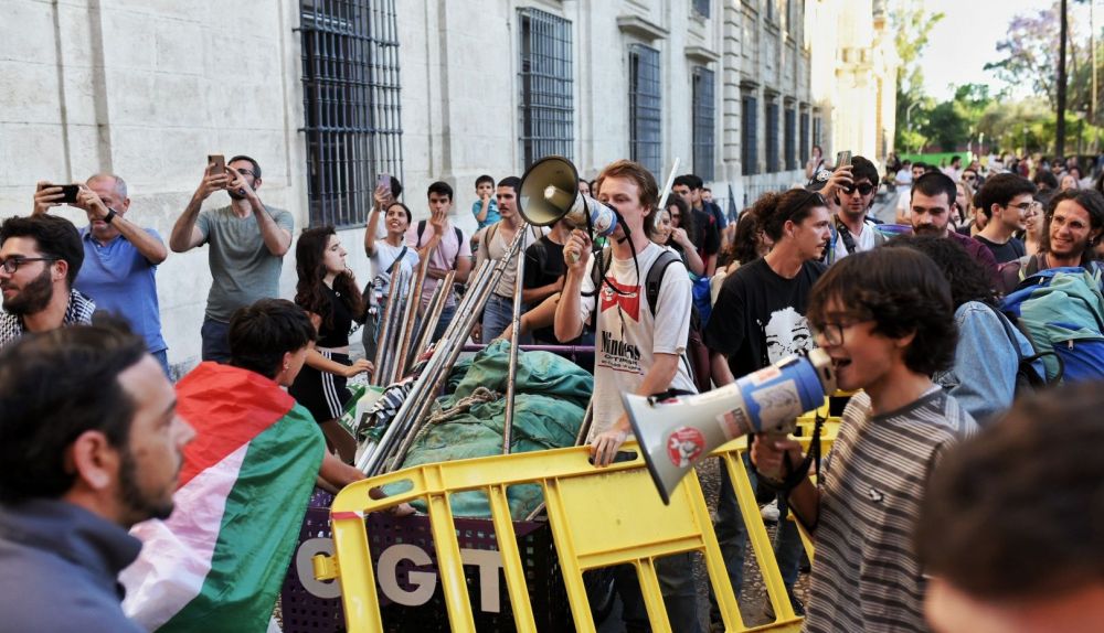 Los estudiantes se han saltado el cordón de seguridad impuesto por la institución.