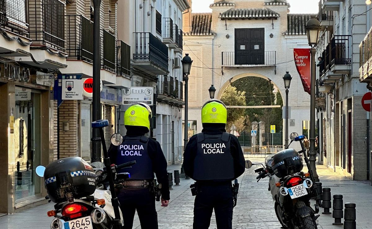Dos agentes en Santa Fe, en Granada. Dos agentes en Santa Fe, en Granada.