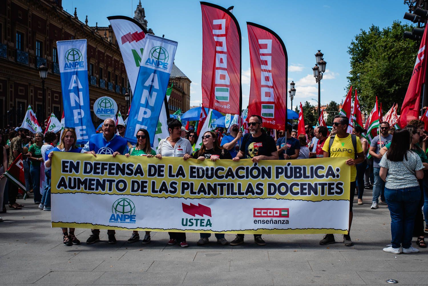 La huelga docente de Sevilla, desde San Telmo a las Setas, en imágenes.