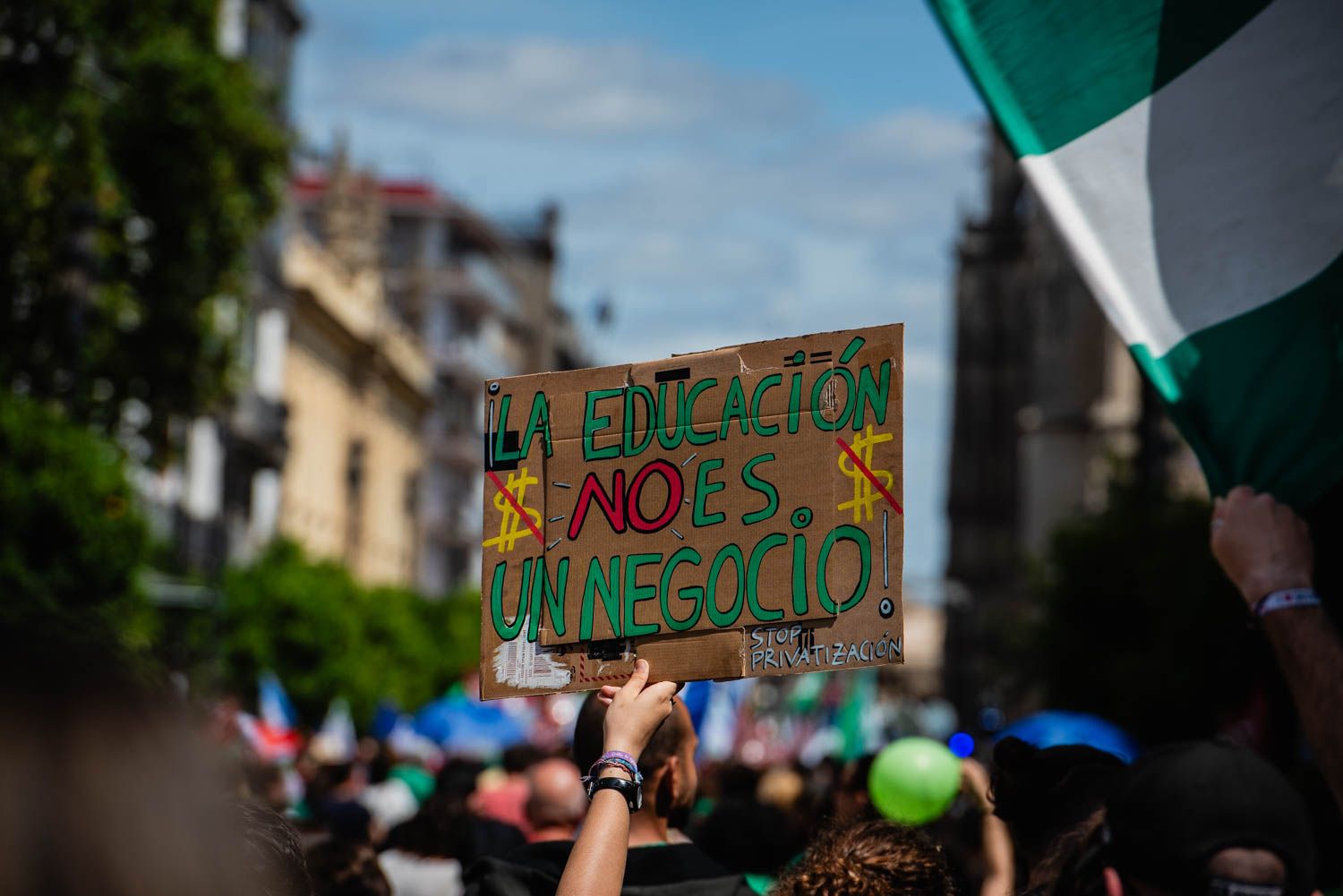 La huelga docente de Sevilla, desde San Telmo a las Setas, en imágenes.