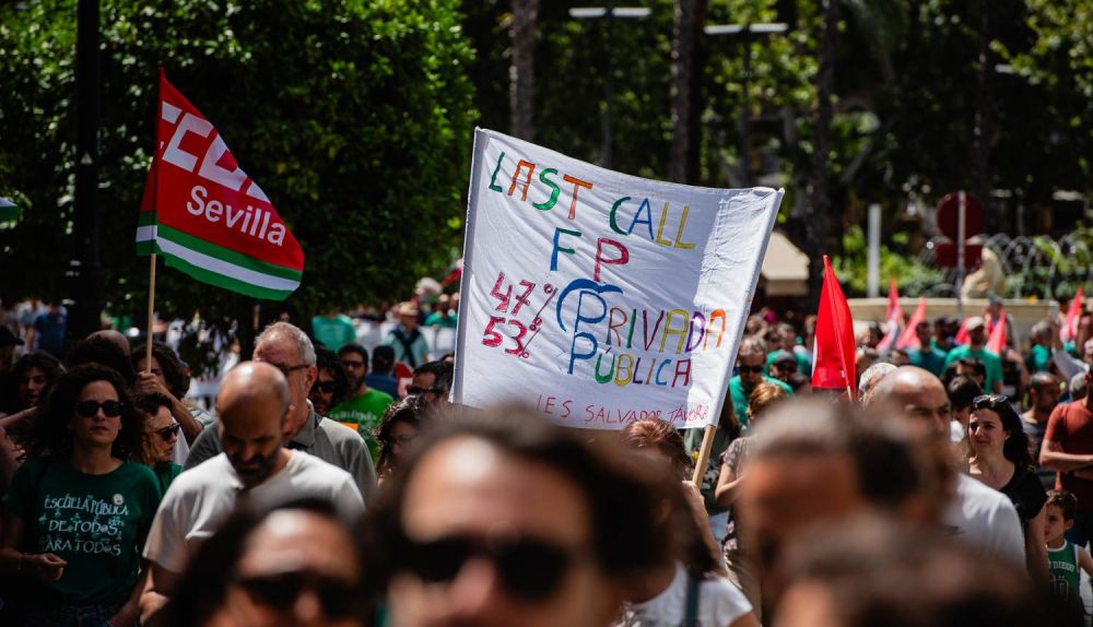 La huelga docente de Sevilla, desde San Telmo a las Setas, en imágenes.
