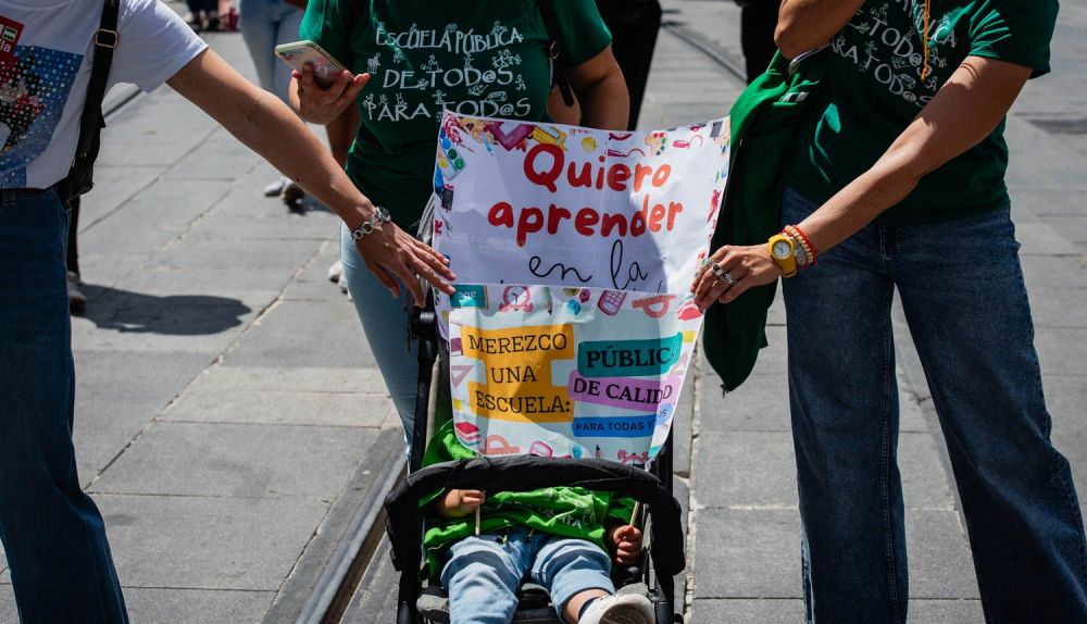La huelga docente de Sevilla, desde San Telmo a las Setas, en imágenes.