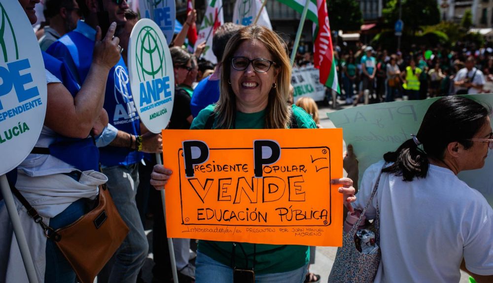 La huelga docente de Sevilla, desde San Telmo a las Setas, en imágenes.