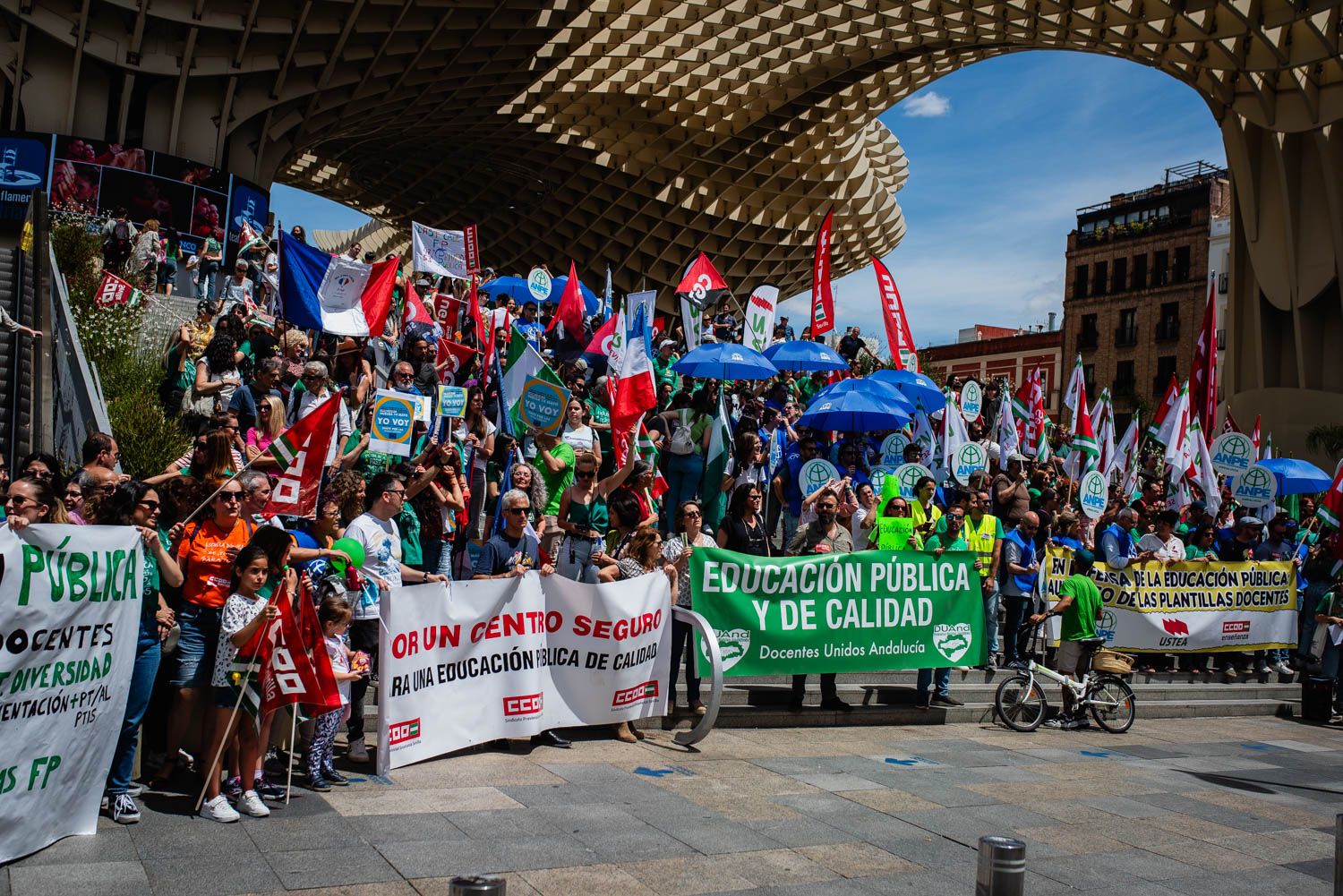 La huelga docente de Sevilla, desde San Telmo a las Setas, en imágenes.
