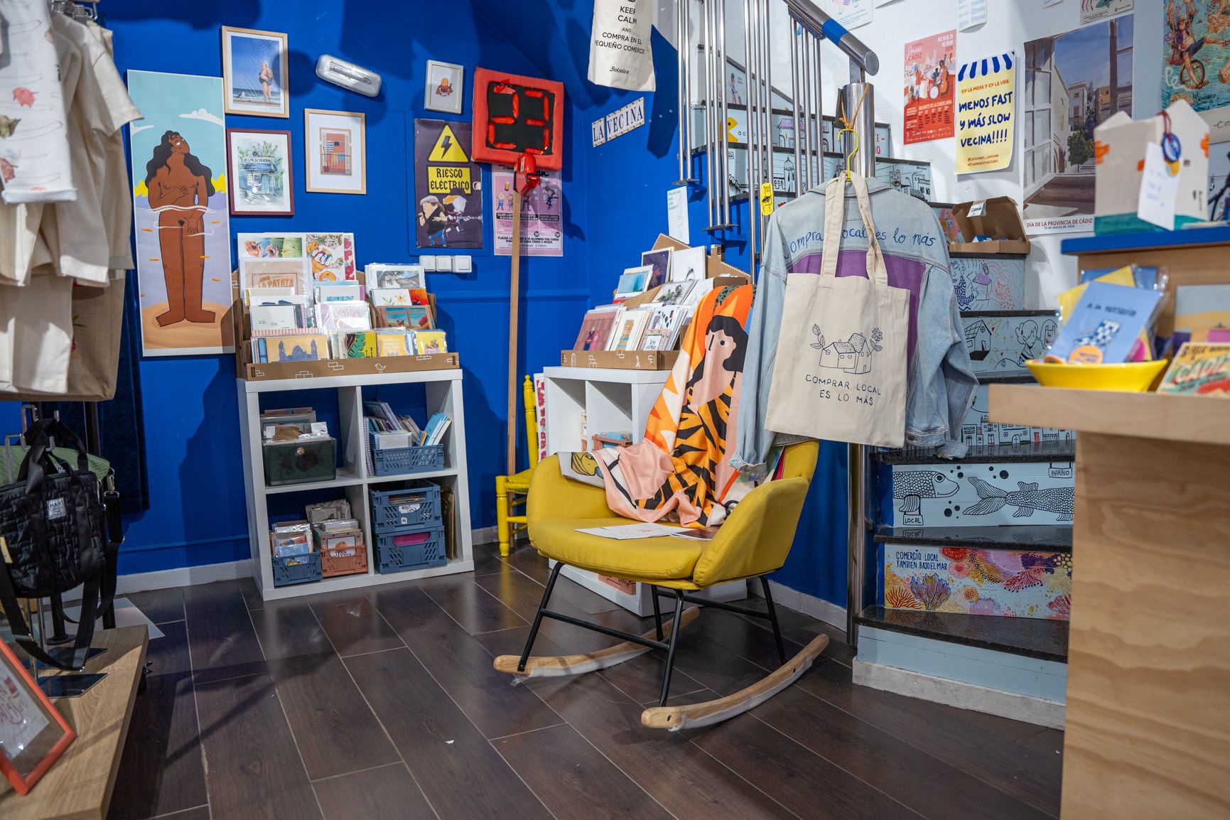 Sillón destinado a los que quieran entrar a charlar en la tienda que combate la soledad de los mayores.   REYNA