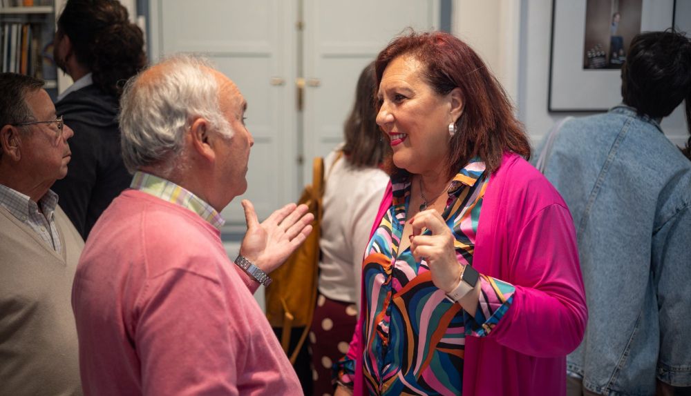 En la sala expositiva de la Torre del Agua durante la inauguración