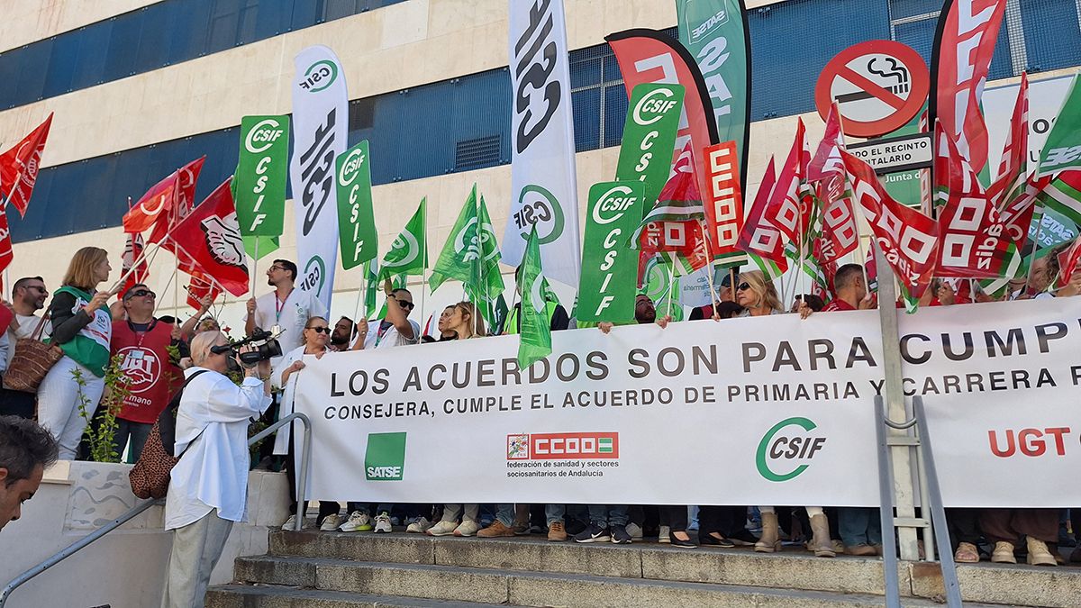Imagen de archivo de una movilización sindical  en el Puerta del Mar de Cádiz.