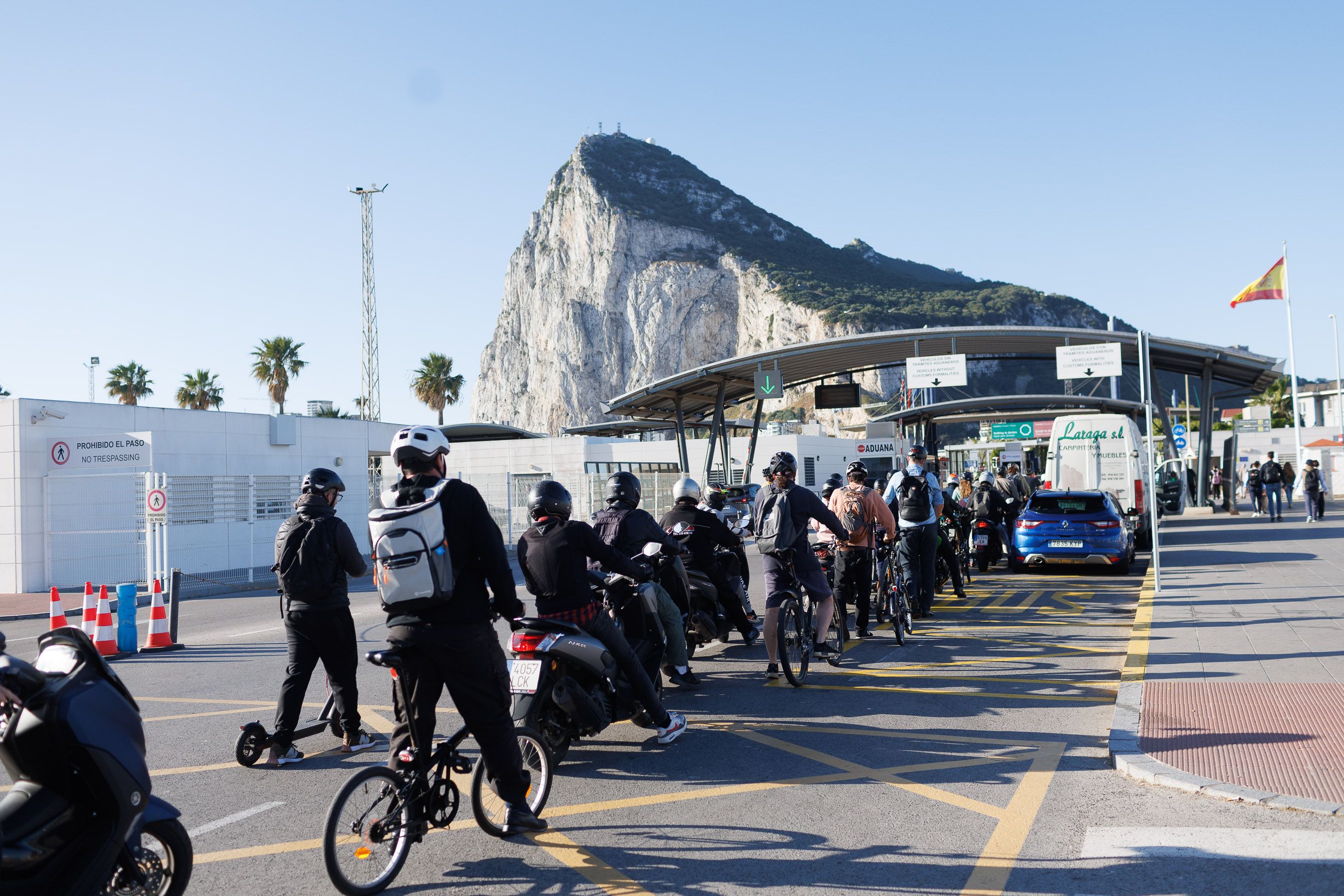 Trabajadores en la Verja de Gibraltar.