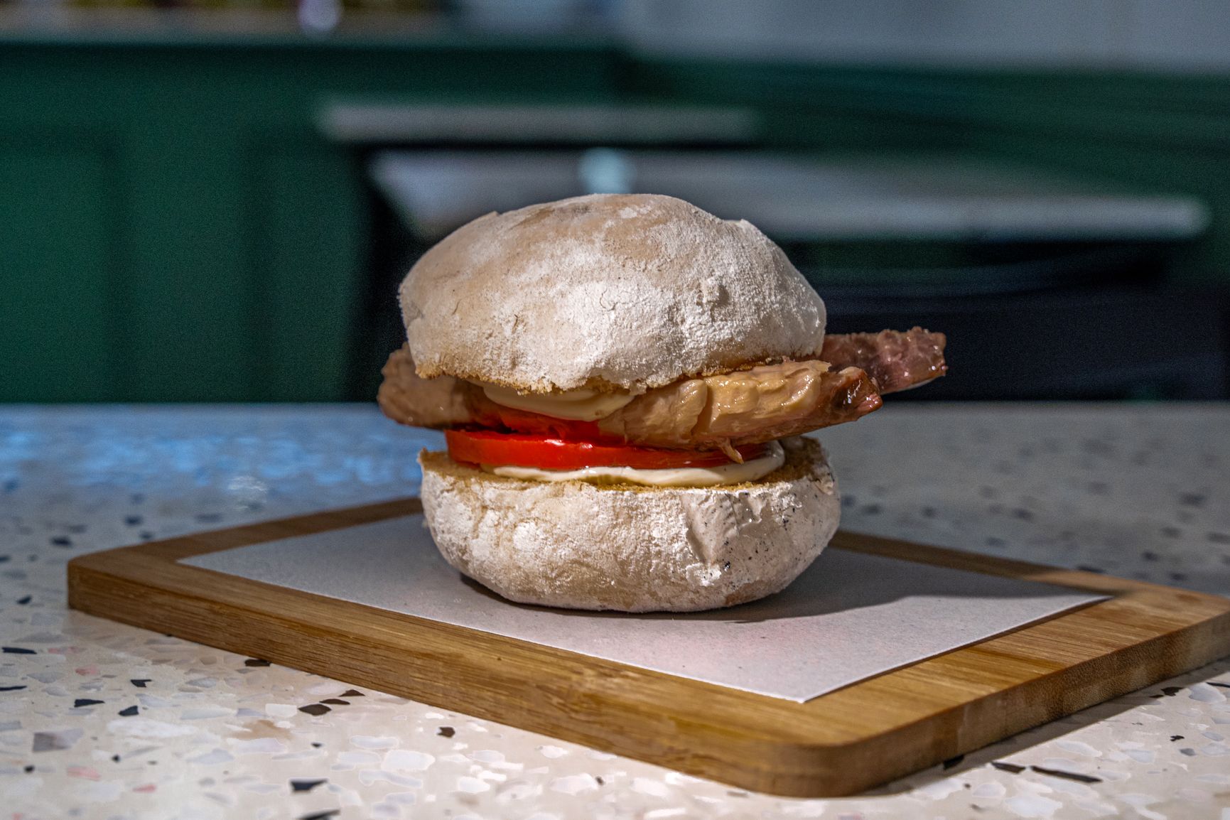 El popular dobladillo de caballa, con pan del horno El Molino.  REYNA