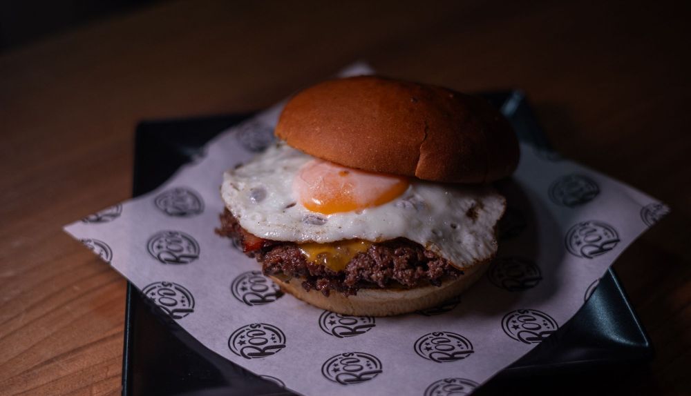 Detalle de la Rod'S Burguer con bacon, cebolla caramelizada y huevo campero.