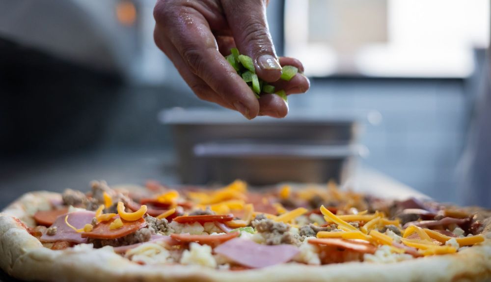 Preparación de una pizza Canibal.
