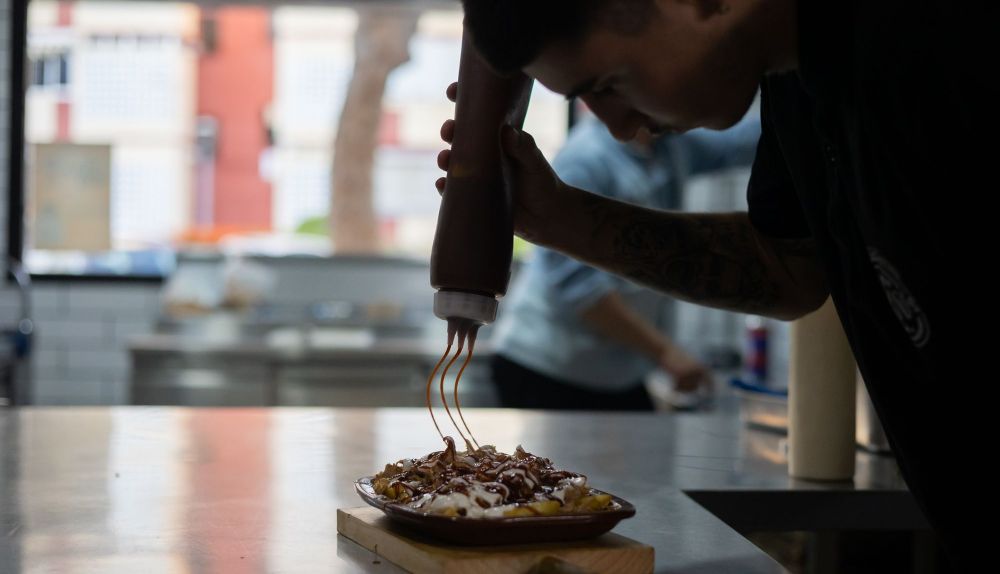 Un cocinero prepara unas patatas en la cocina de Rod's.