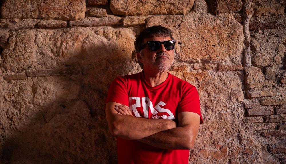 Raúl Silva posa en el patio histórico.
