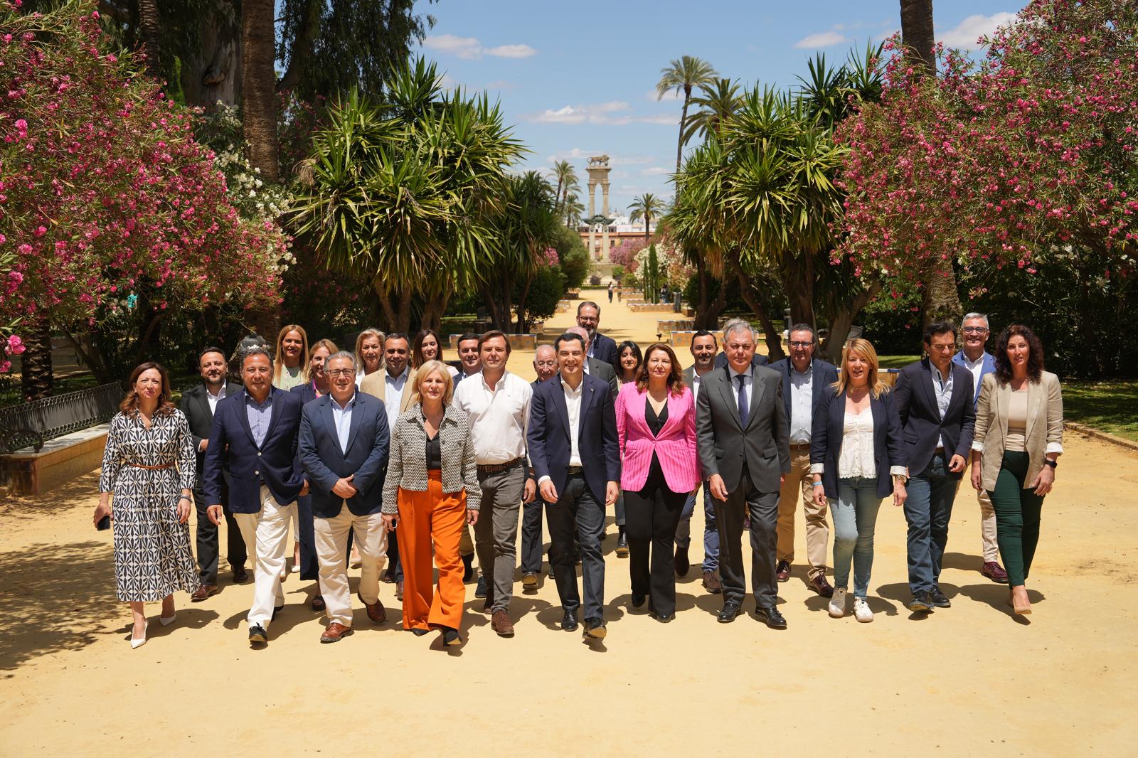 Juanma Moreno junto a candidatos y alcaldes.