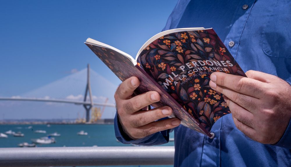 Detalle del libro con el puente de la Constitución de fondo