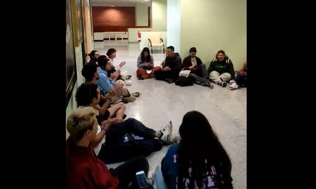 La asamblea de estudiantes de la UPO ha trasladado su acampada al interior del Rectorado.