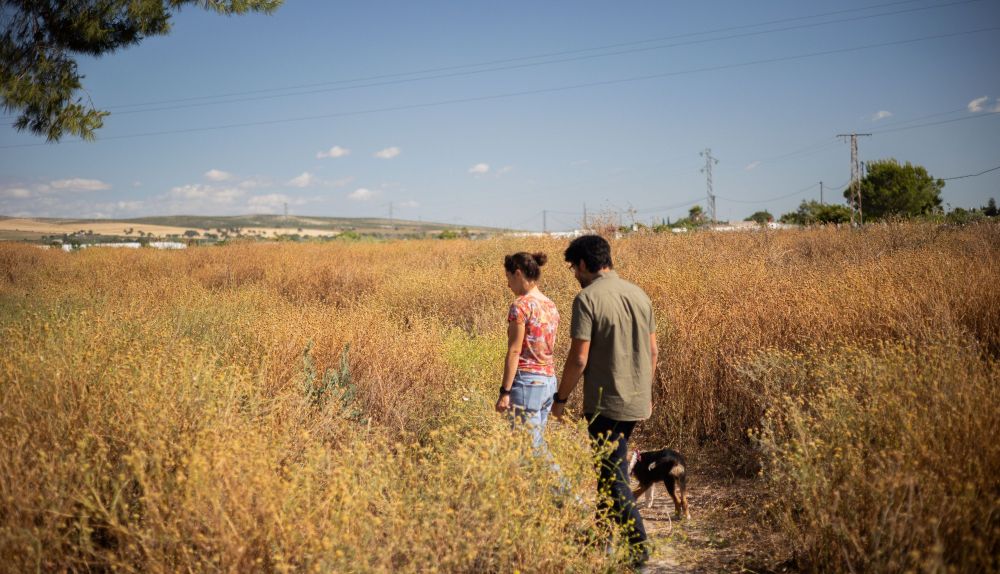 La pareja se adentra en el terreno con sus perros.