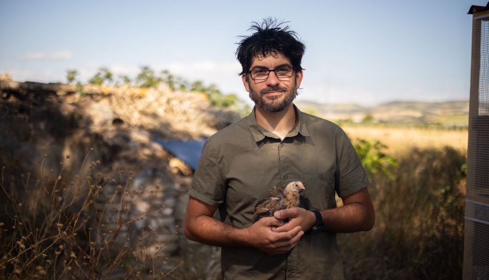 Javier Luengo con el pollo Flafi. 
