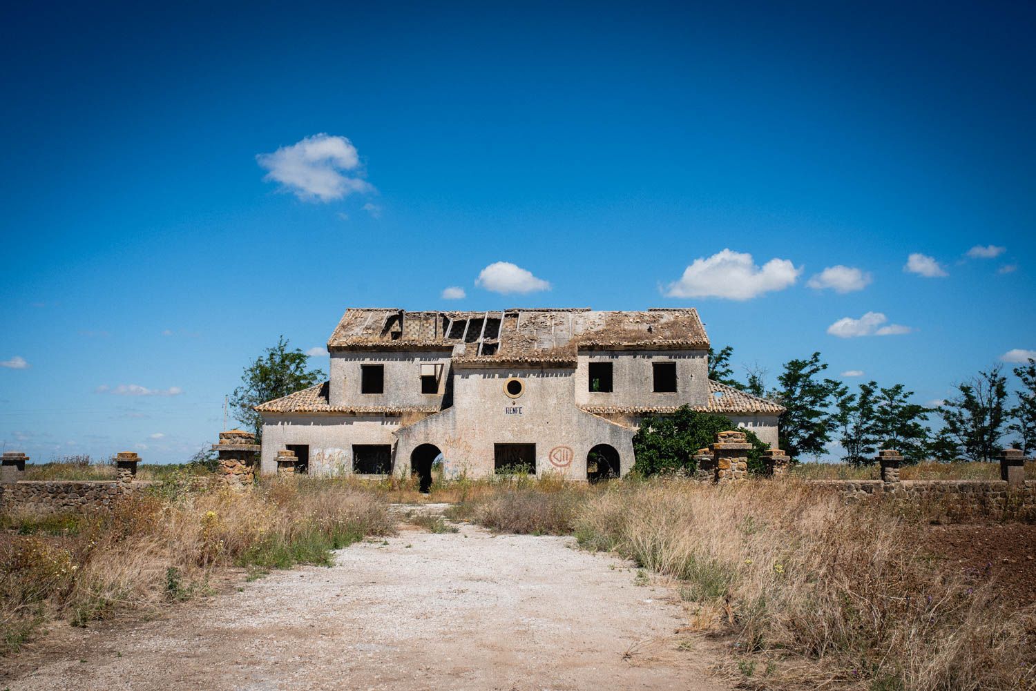 La estación de El Coronil, del antiguo tren entre Utrera y Morón, hoy abandonada.