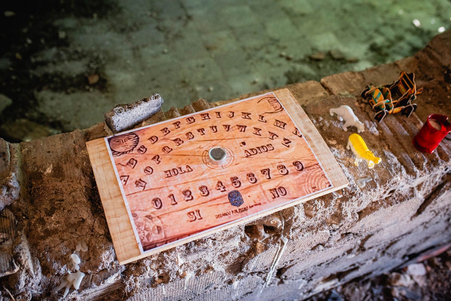 La ouija en la estación de tren abandonada de El Coronil.