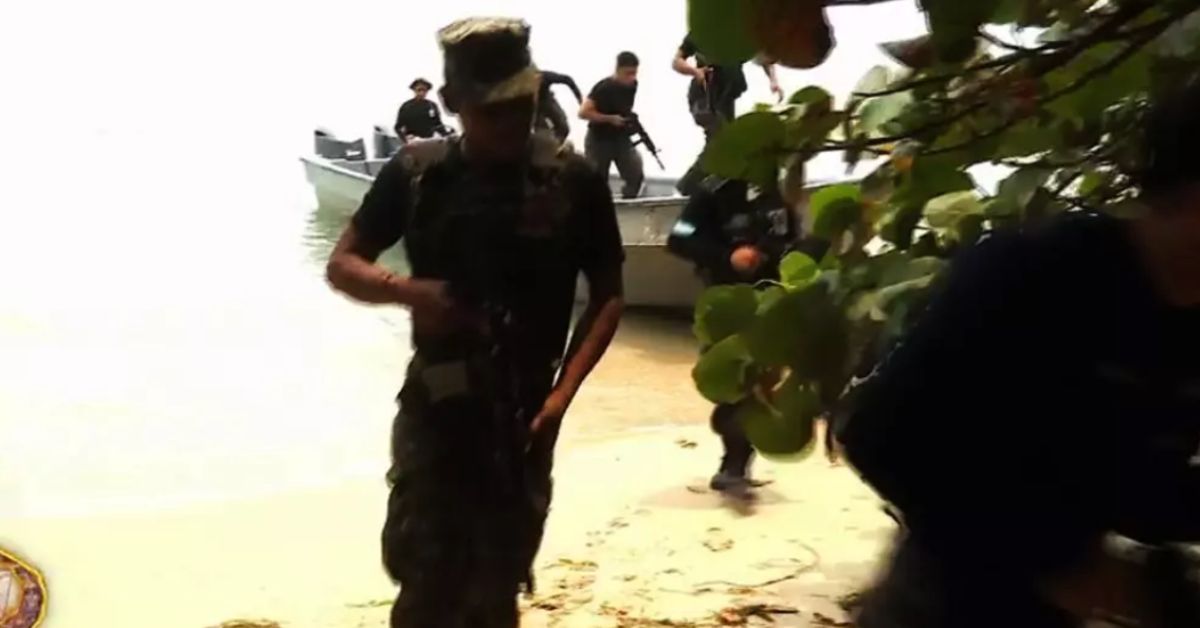 Los militares, desembarcando en una de las playas donde se realiza 'Supervivientes'. Los militares, desembarcando en una de las playas donde se realiza 'Supervivientes'.