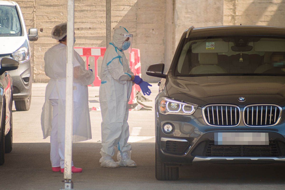 Sanitarios trabajando en un punto de autocovid durante la segunda ola de la pandemia.