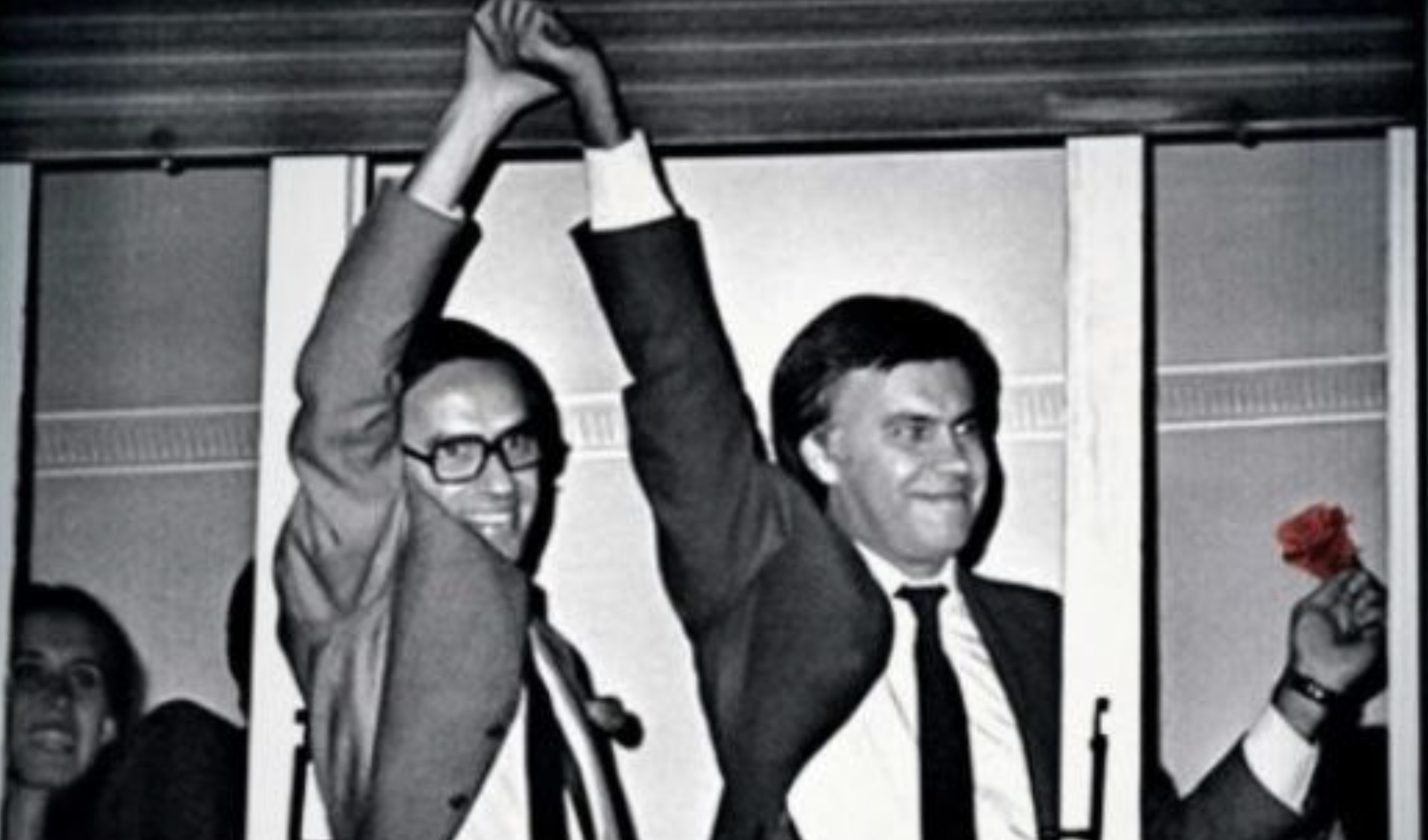 Alfonso Guerra y Felipe González en 1982, en la imagen de portada del libro de Jáuregui.