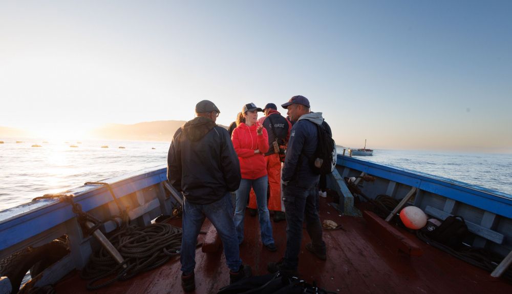 Ana Santos dialoga con los marineros a bordo antes de empezar la lavantá.