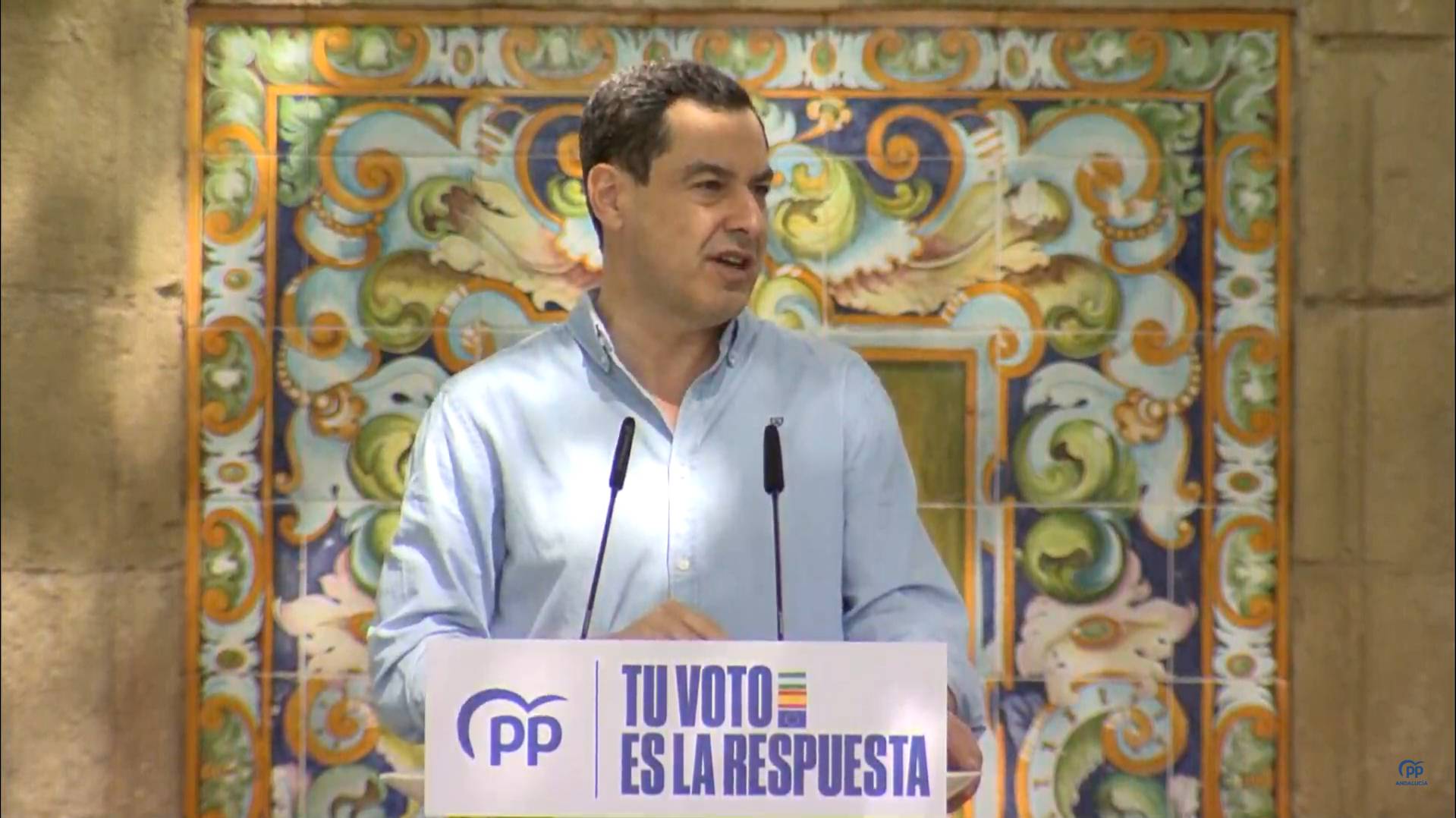 Juanma Moreno, durante el acto de campaña en la plaza Colón, en El Puerto, este sábado.