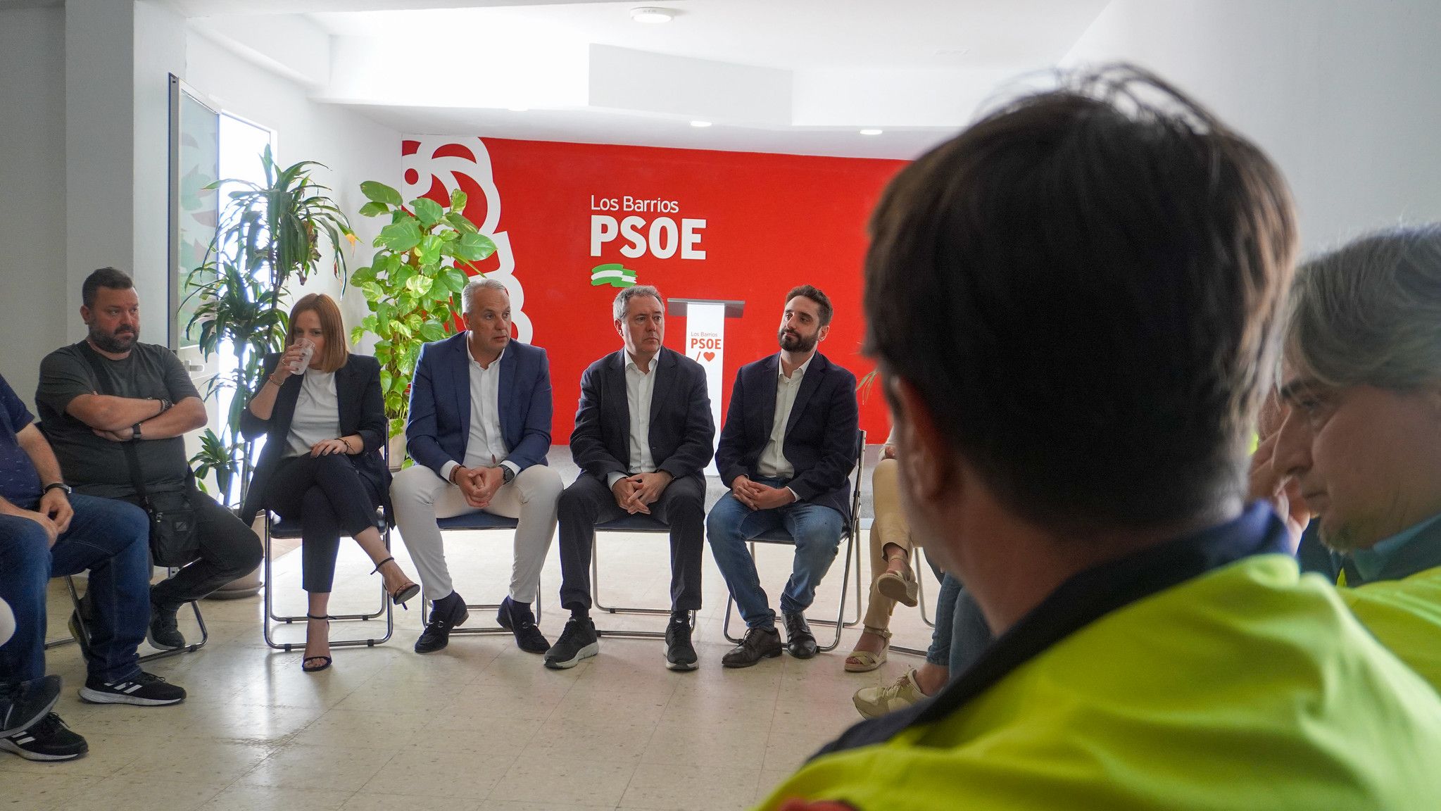 Trabajadores de Acerinox, que intervendrán en el Parlamento tras más de 100 días de huelga, reunidos con dirigentes del PSOE, como Juan Espadas y Juan Carlos Ruiz Boix. Trabajadores de Acerinox, que intervendrán en el Parlamento tras más de 100 días de huelga, reunidos con dirigentes del PSOE, como Juan Espadas y Juan Carlos Ruiz Boix.
