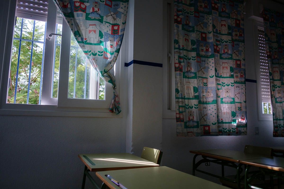 Un aula andaluza cerrada y con la ventana abierta.